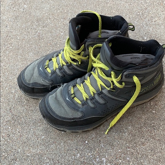 hoka one one tor tech mid